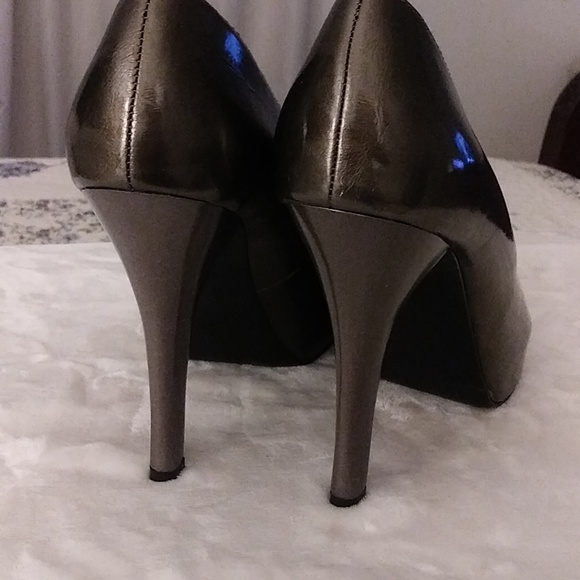 Selling a size 9 and 1/2 pair of shoes, made by Carlos and it's grayish in color - Picture 3 of 9